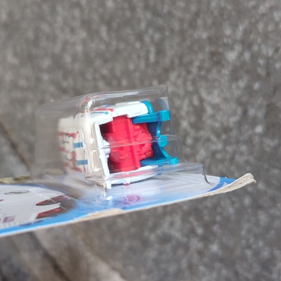 Hot wheels Hello Kitty 'Kool kombi' brand new - card has some damage see… - Picture 5 of 13
